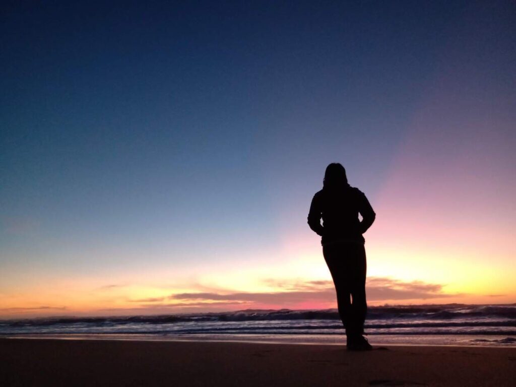 persona en playa puesta de sol